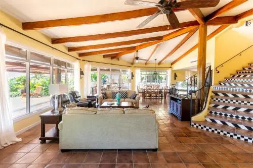 Luxury 4-bedroom home a short walk from the beach
