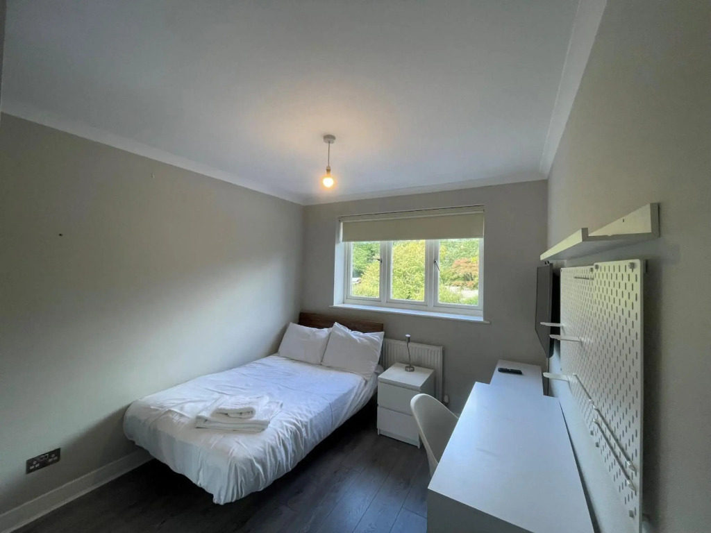 Ascot stunning and modern 4 bedroom town house with 156 sq ft garden office