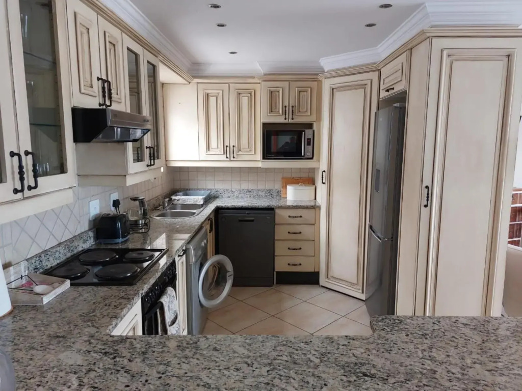 Lovely 2 bedrooms, 2 bathrooms Flat with sea view.