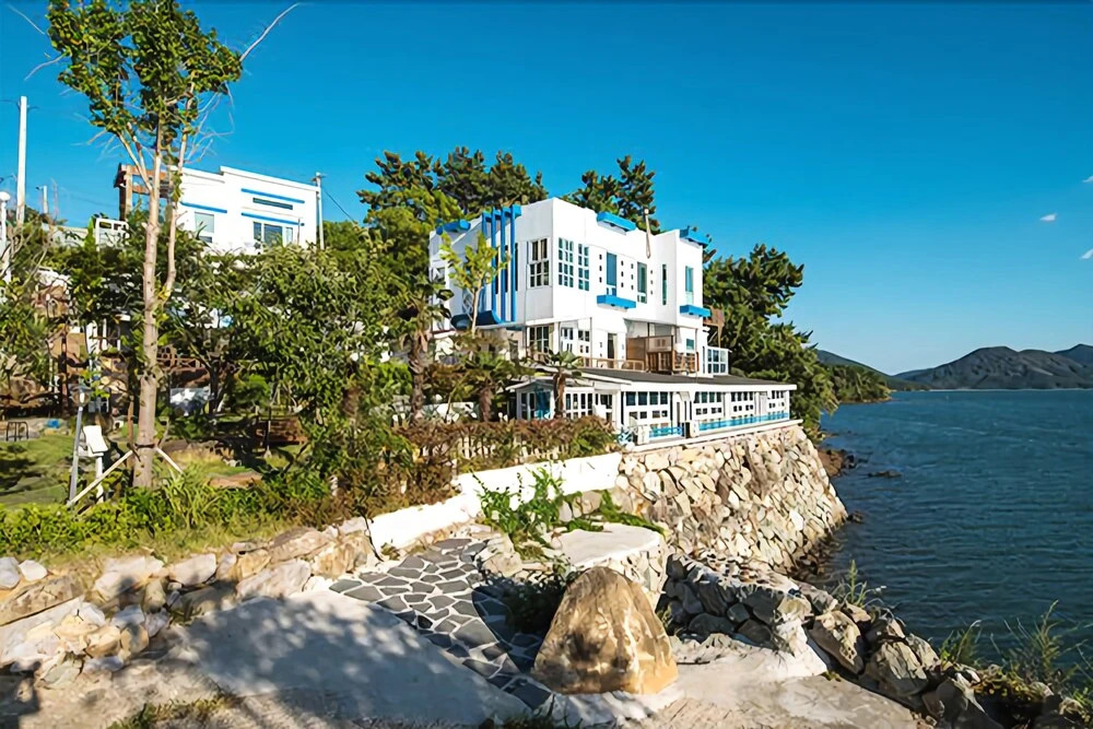 Yeosu White Village Pension