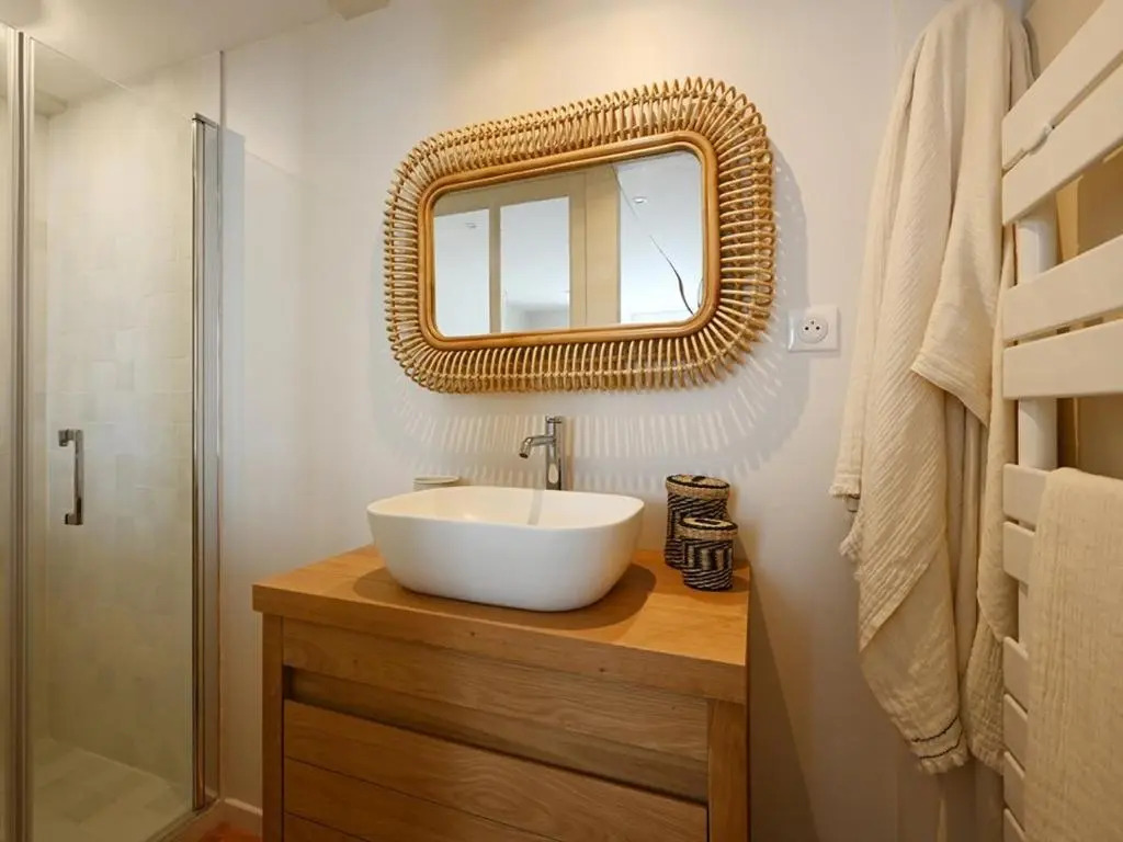 Maison Rénovée avec Jacuzzi et Cuisine d'Été au Centre du Village - FR-1-434-97