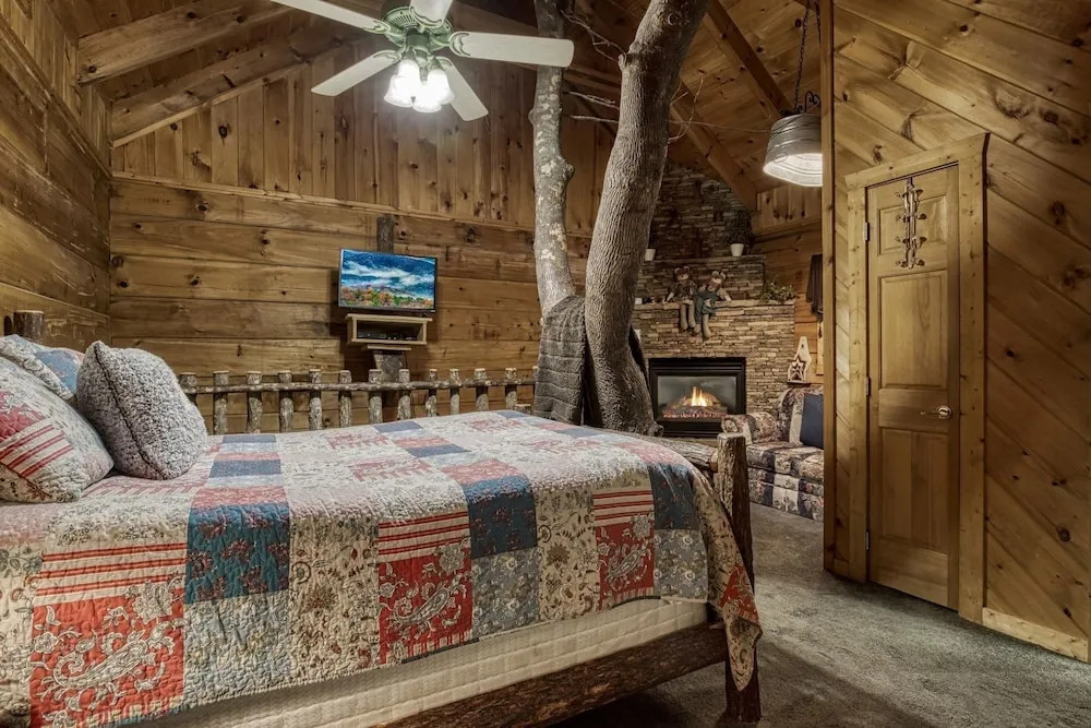 ER69 - Rachels Tree House - Great location, Close to all the action! cabin