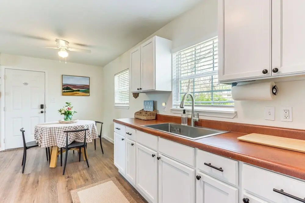 4 Mi to Dtwn: Dog-friendly Fayetteville Home