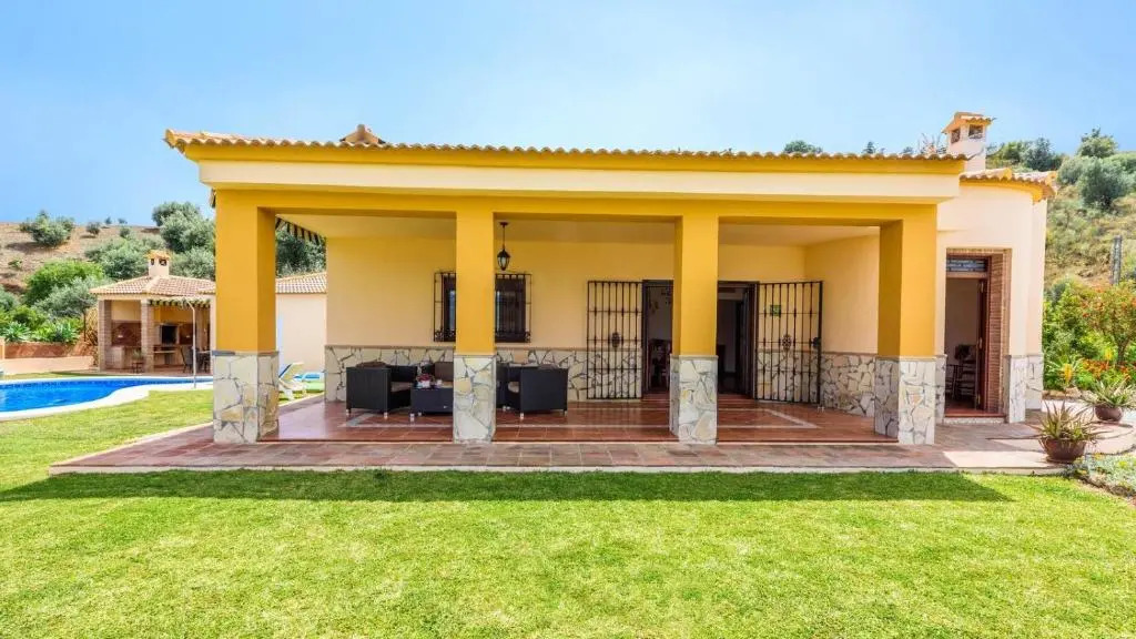 Cortijo Angela Viñuela by Ruralidays