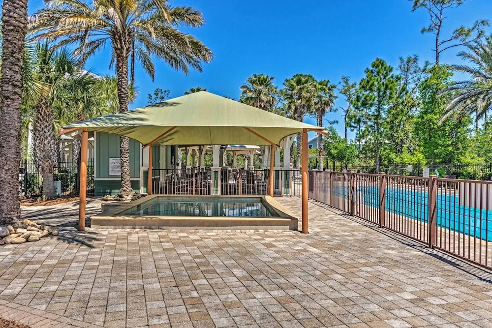 Beach Oasis w/ Pool Access, ~ 1 Mi to Shore!