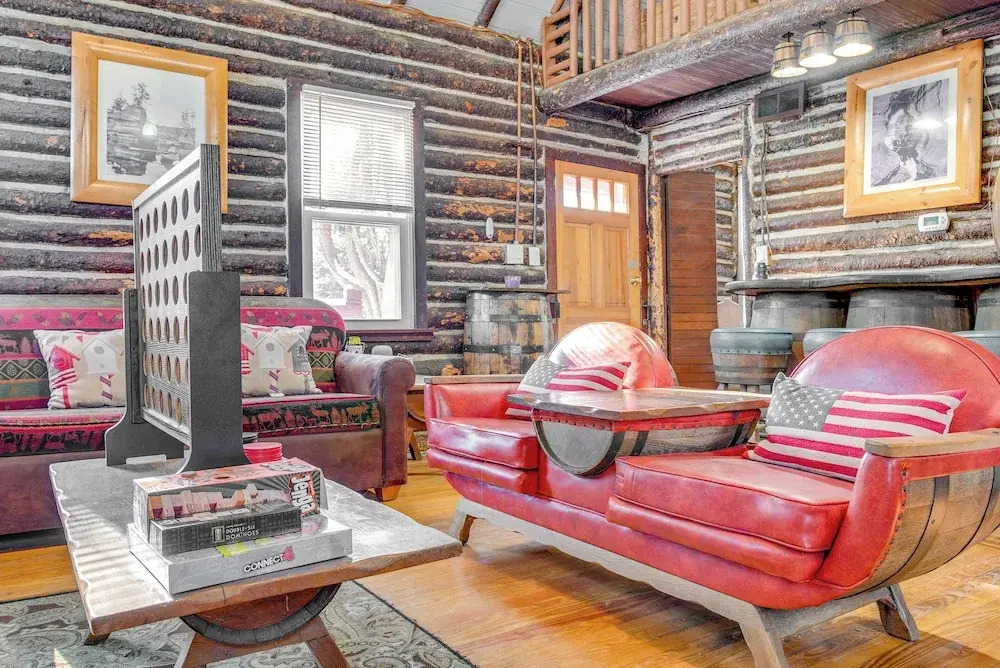 Easy Interstate Access: Original Poconos Log Cabin