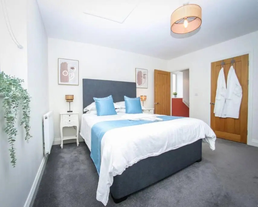 No15 Luxe Living Elegant City Home-1 Bed-Garden-Wifi-Private Parking-Beach-City