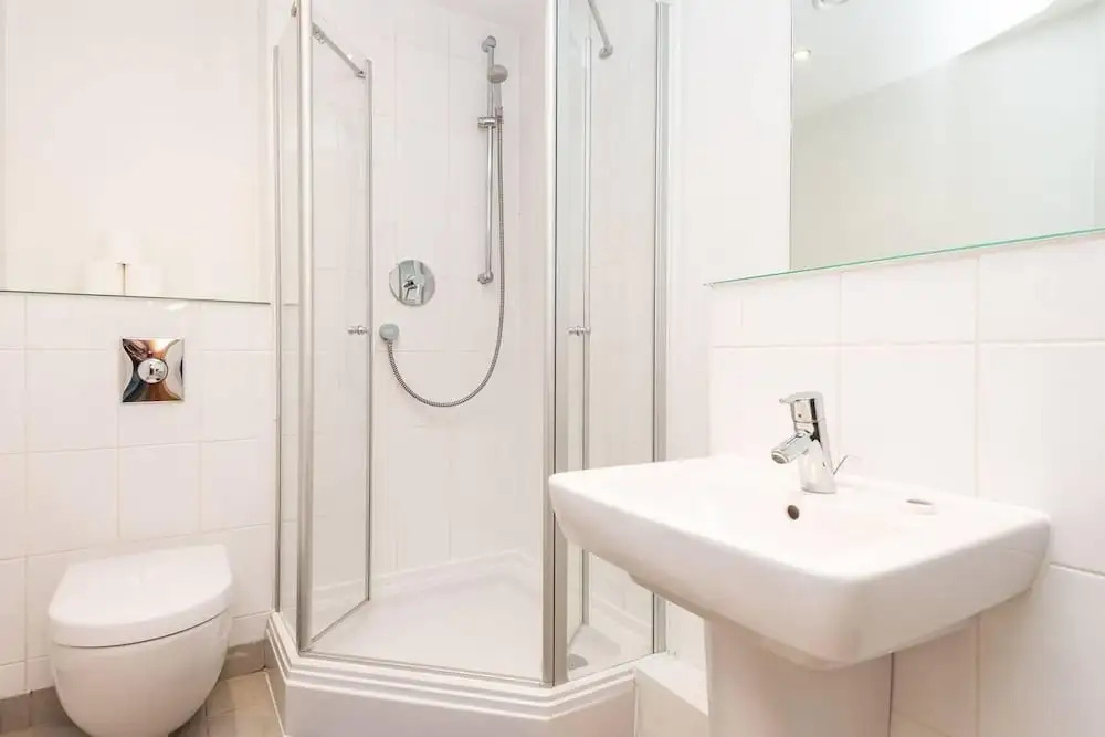 Stunning 2BR Waterside Apartment Close to Station