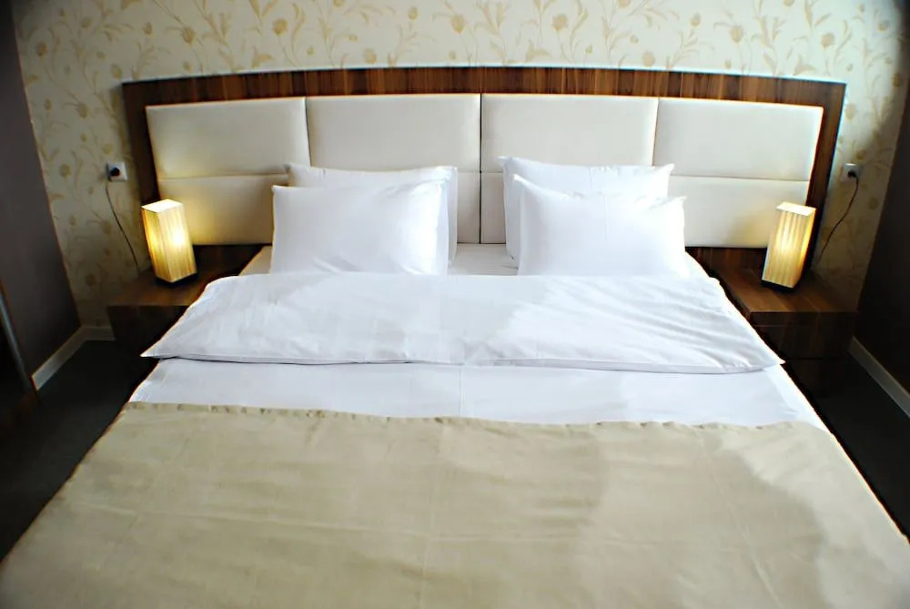 Apart Hotel West
