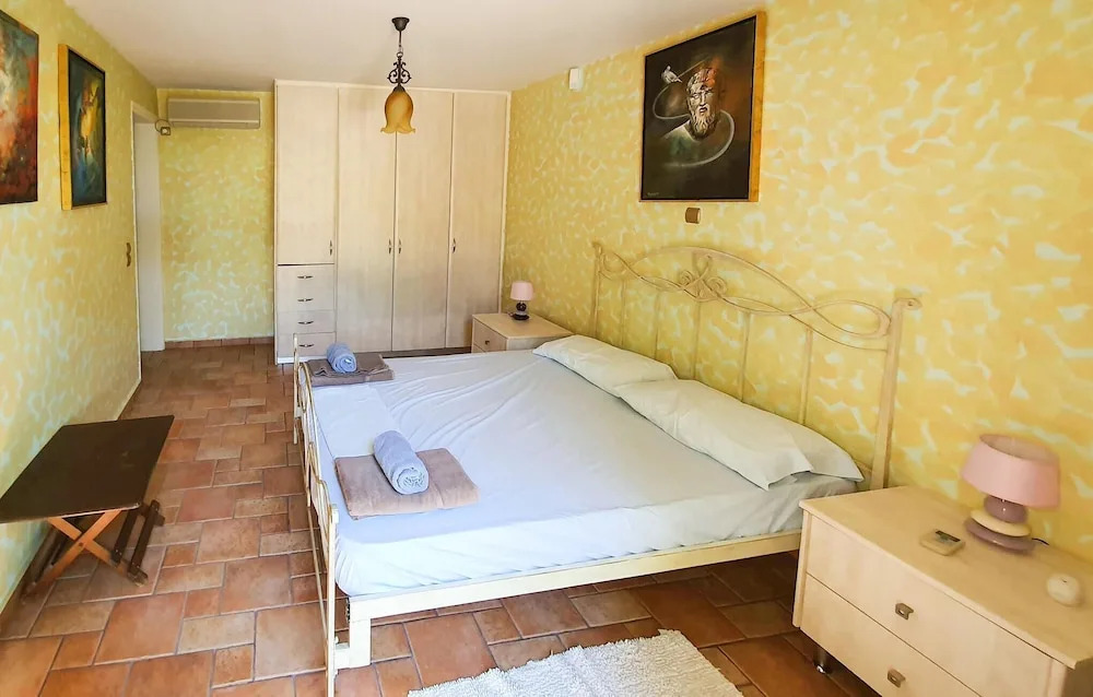 Stunning Home in Kiato With Sauna, Wifi and 5 Bedrooms