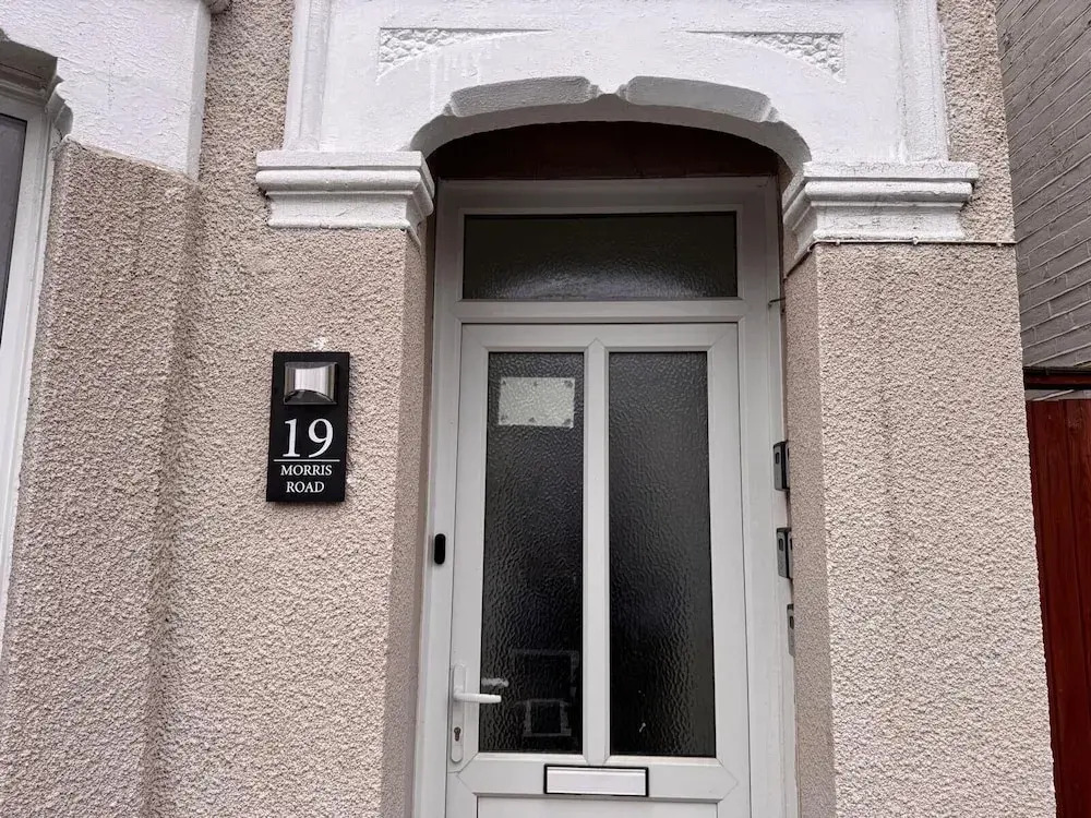 Central 4 Bed House - Sleeps 8 & Free Parking