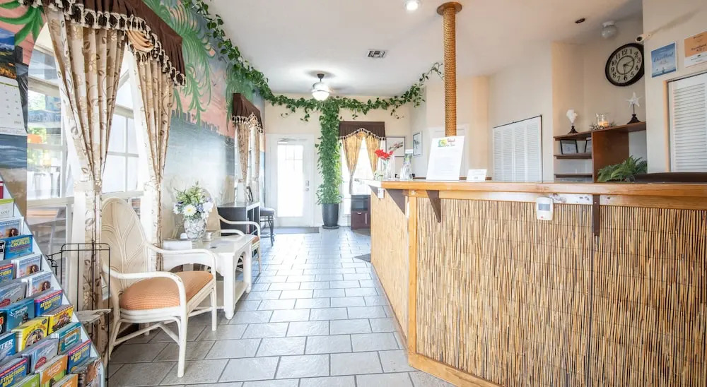 Island Sun Inn & Suites - Historic Venice & Beach Getaway