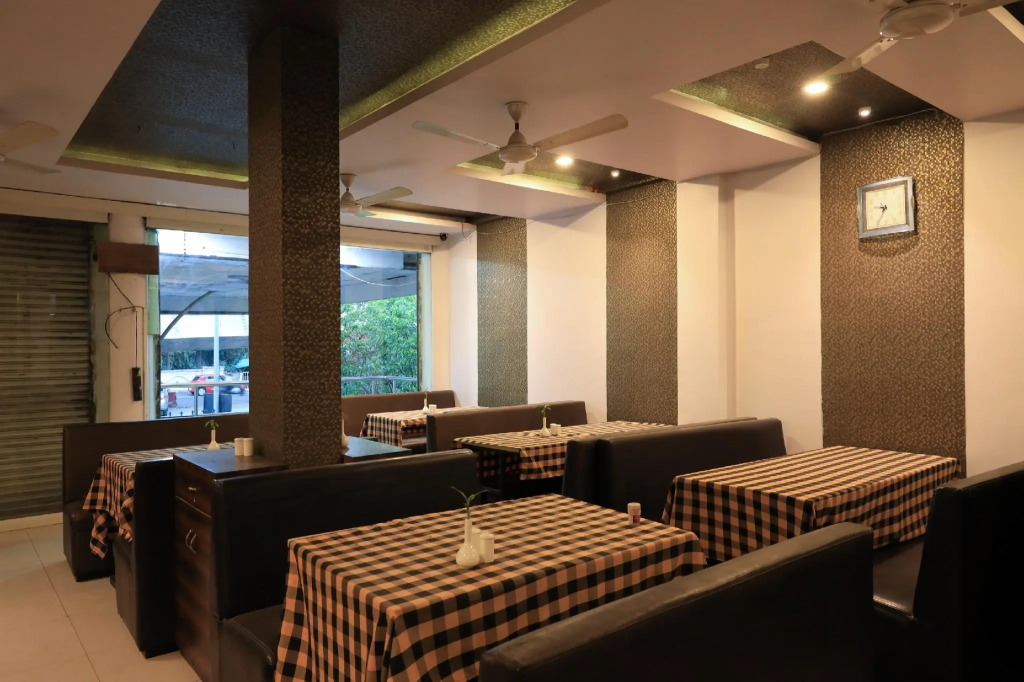 OYO 15211 Hotel Midas