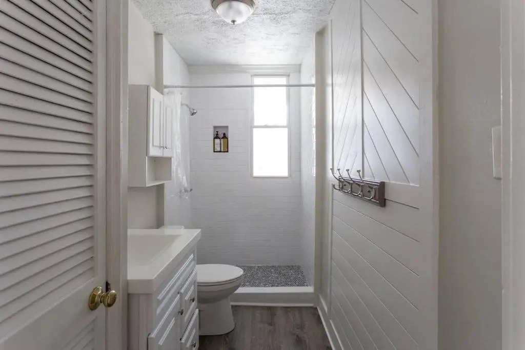 1858 Edgeland Avenue, Unit One