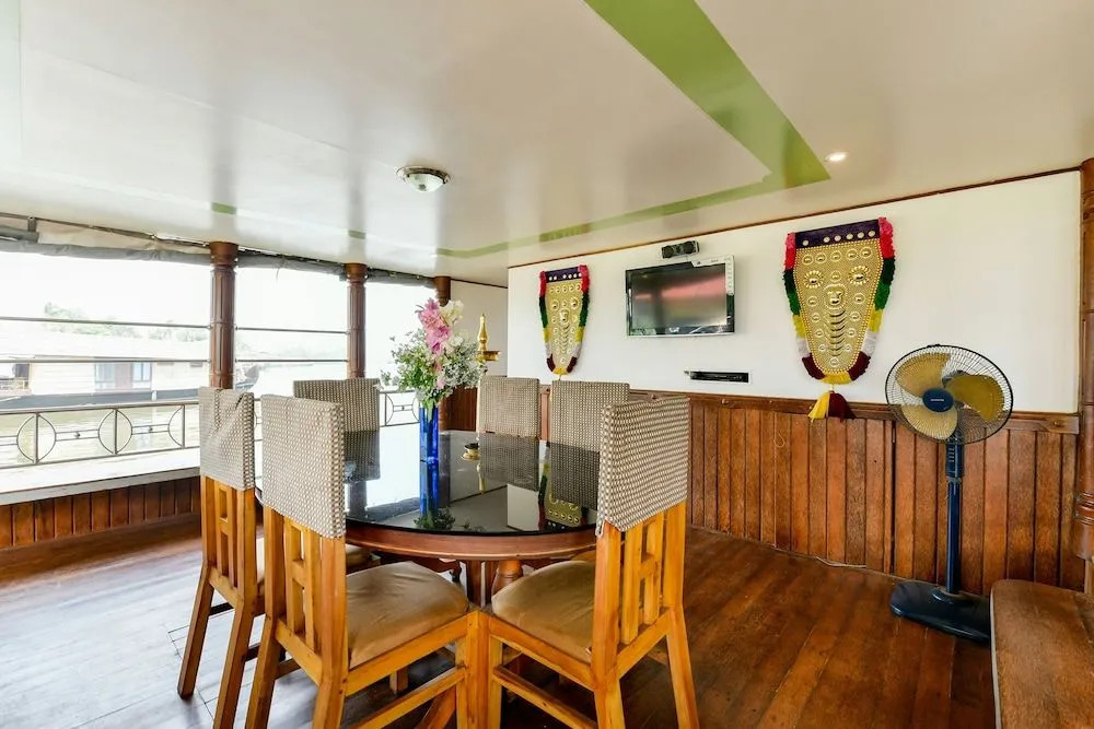 OYO 23047 Rkv Golden Petal Houseboat 3 Bhk