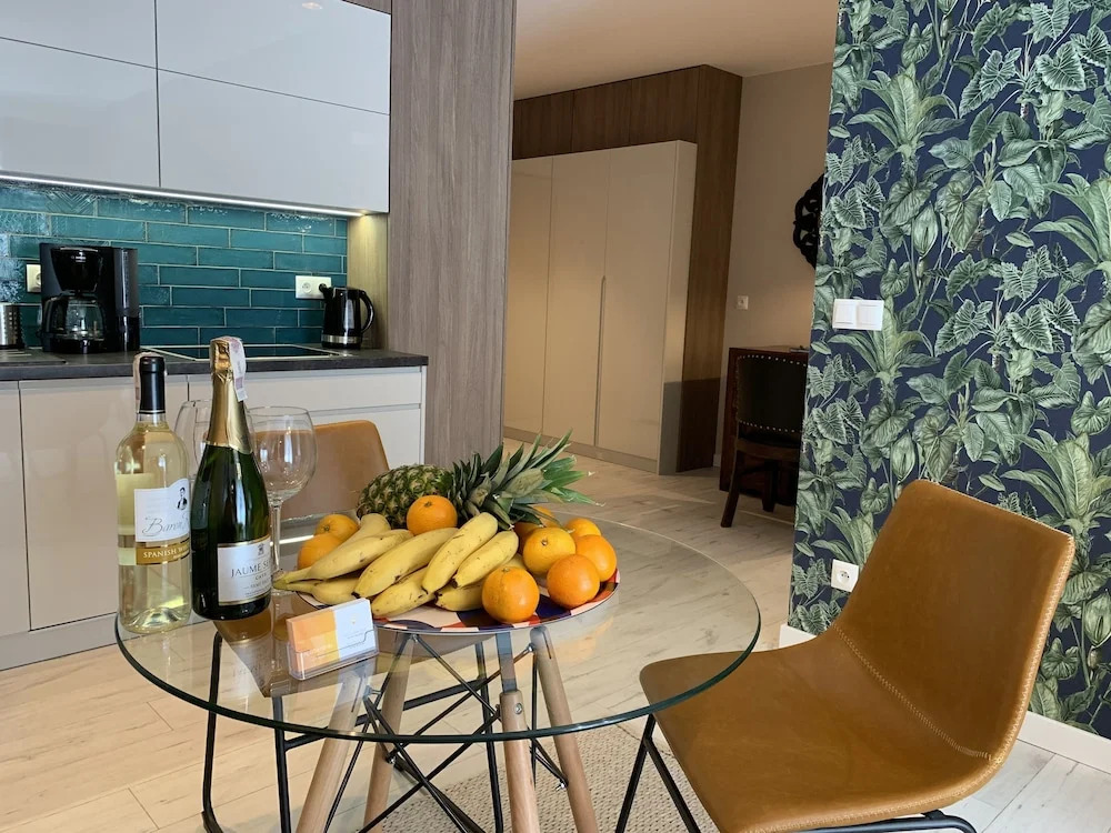 ApartmentSun Parrot