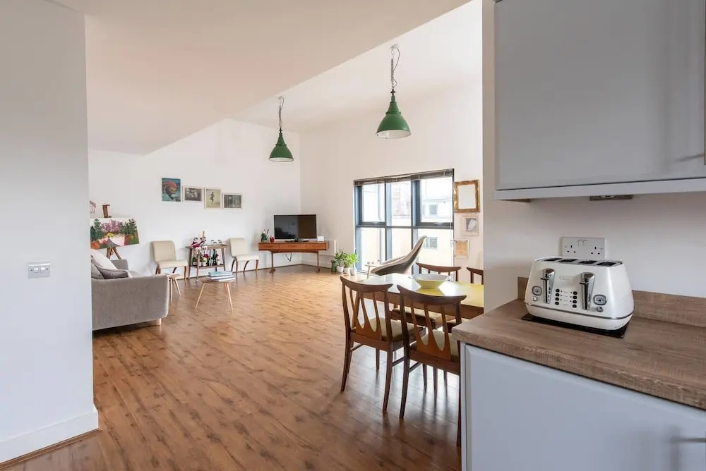 Stylish And Artistic Open Plan Flat In Wdidsbury