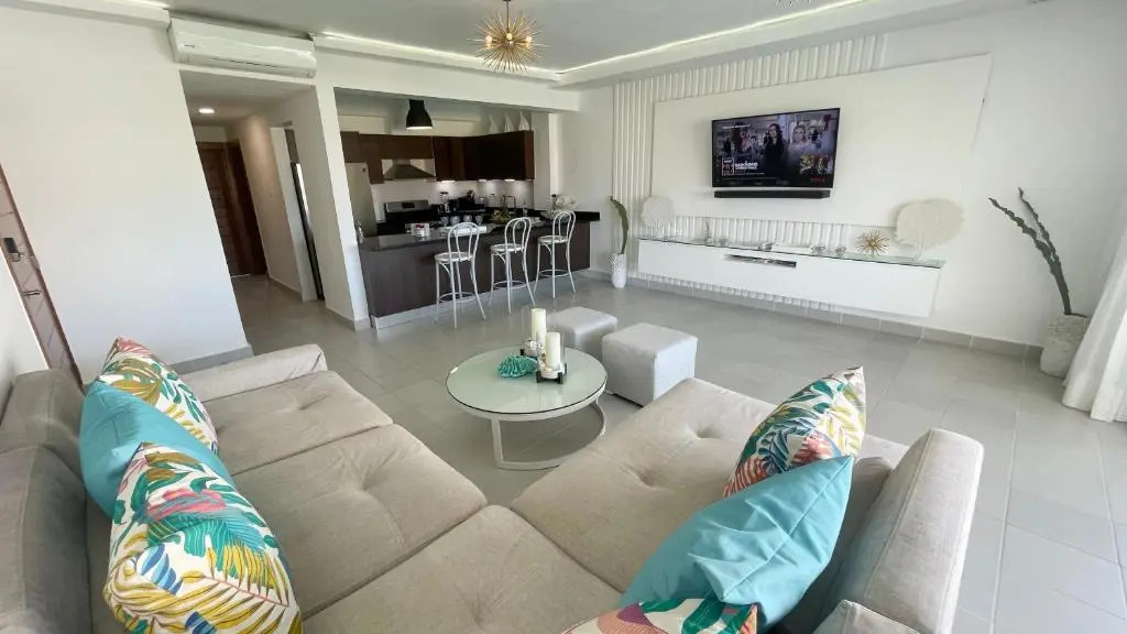 Relaxing 2 Bedroom Ocean View with Pool Close to the Beach
