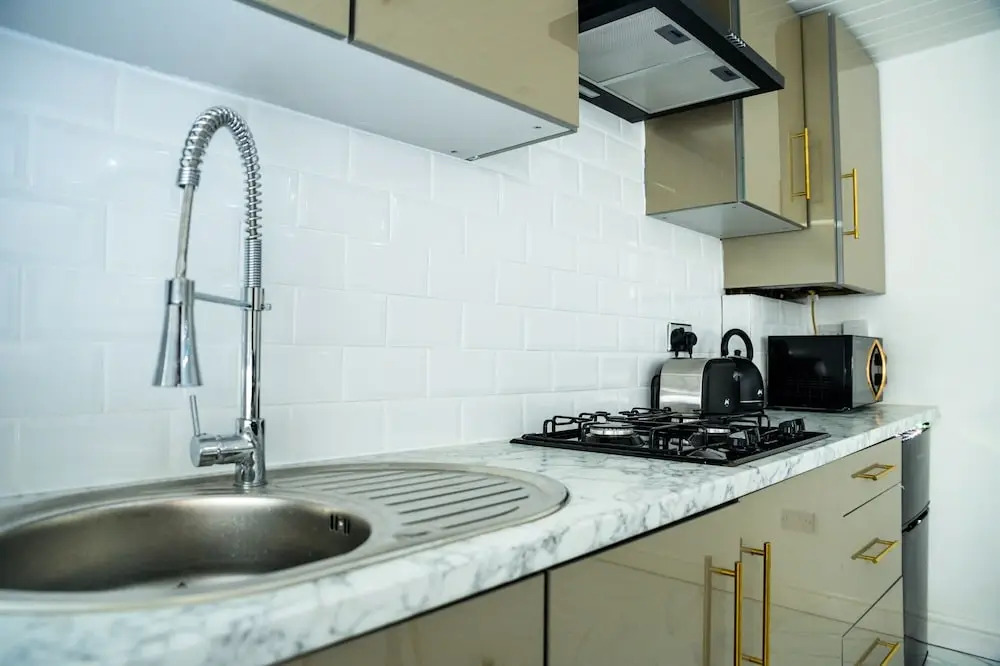 1 Bed House - Sleeps 2 - Parking - Wifi