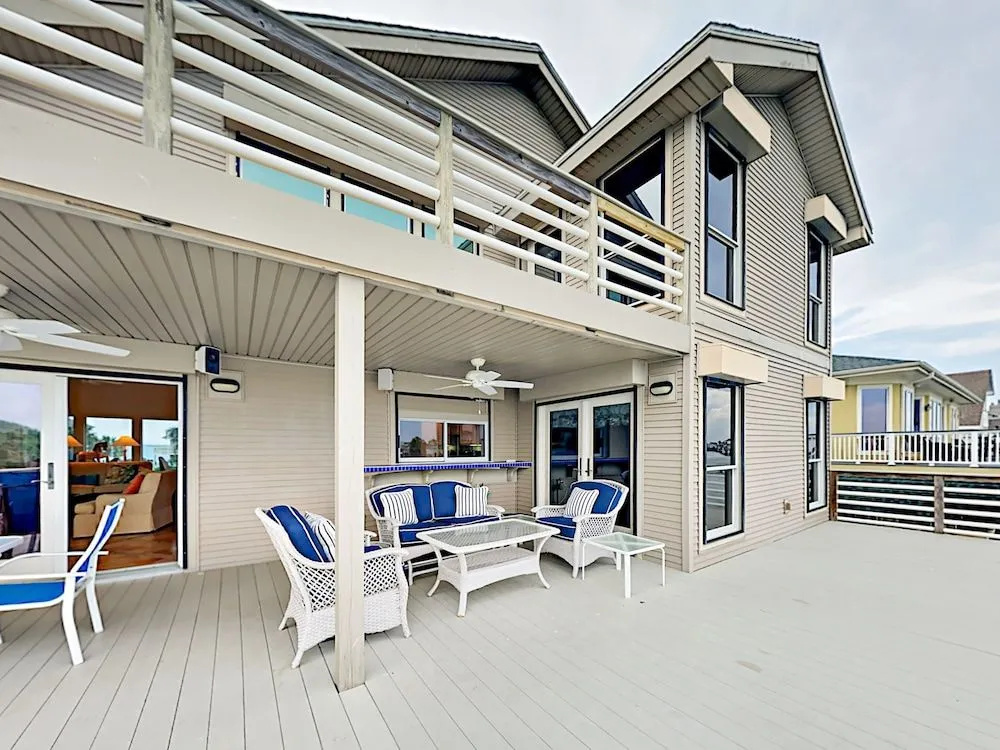 Canal-side Home 4 Bedrooms 4 Bathrooms Home
