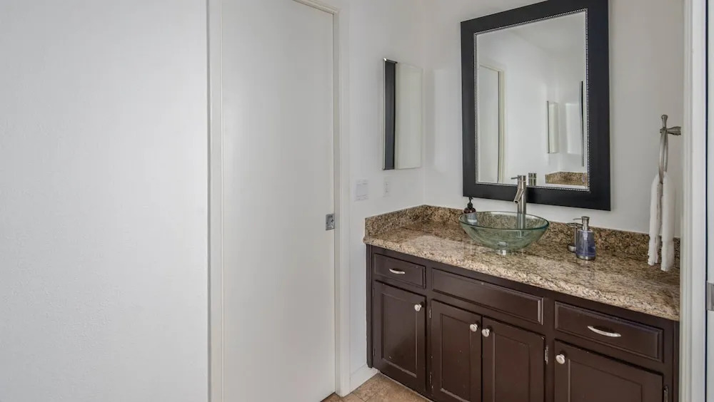 Sleek 2BR Townhome Old Town by WanderJaunt