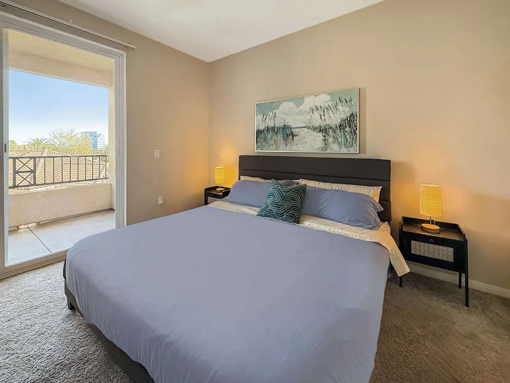 Charming 2BR Retreat Pool Gym 10min to Disneyland
