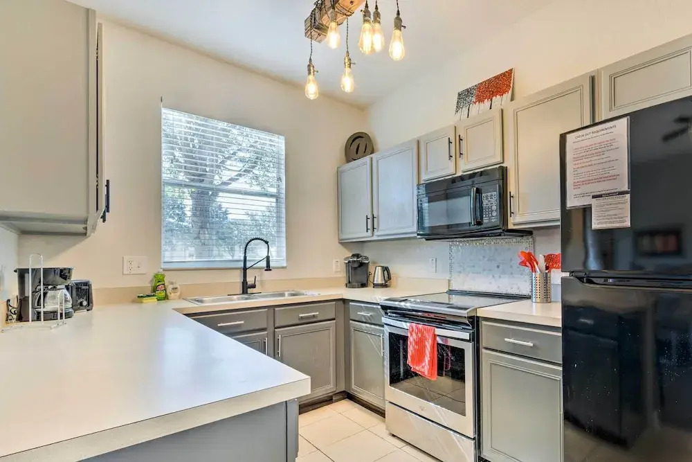 9 Mi to Disney: Davenport Townhome w/ Resort Pool