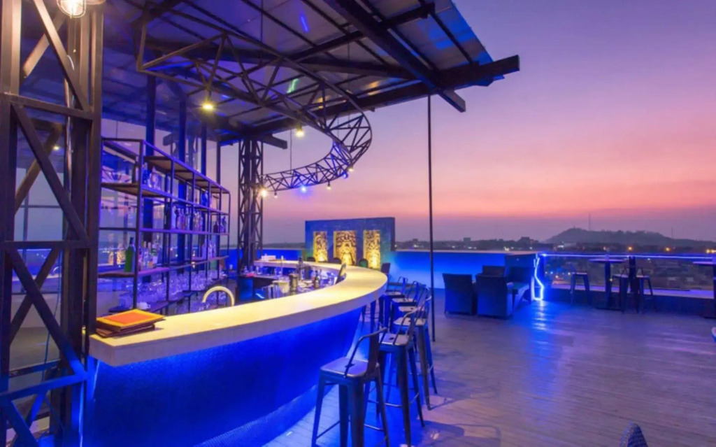 Yeak Loam Hotel