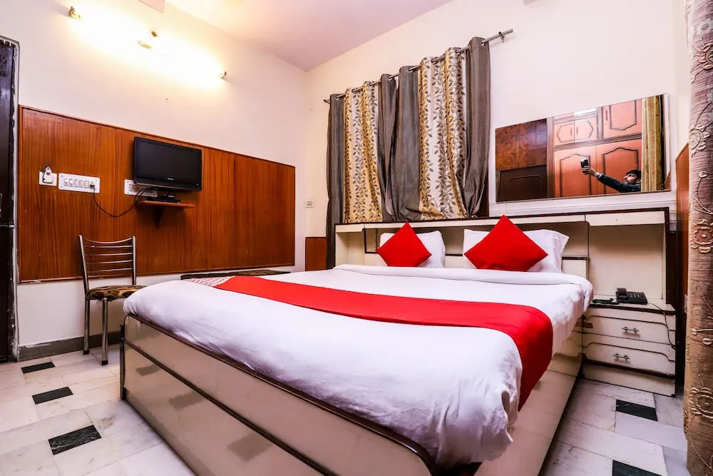 OYO 26873 Hotel Metro Star