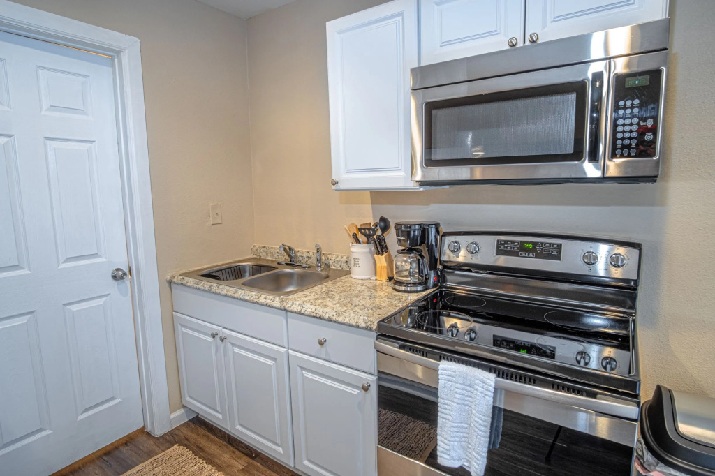 Remodeled Guest House Near Downtown/military Base