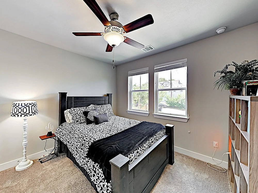 New Listing! Spacious & Lavish Getaway - Downtown! 3 Bedroom Home