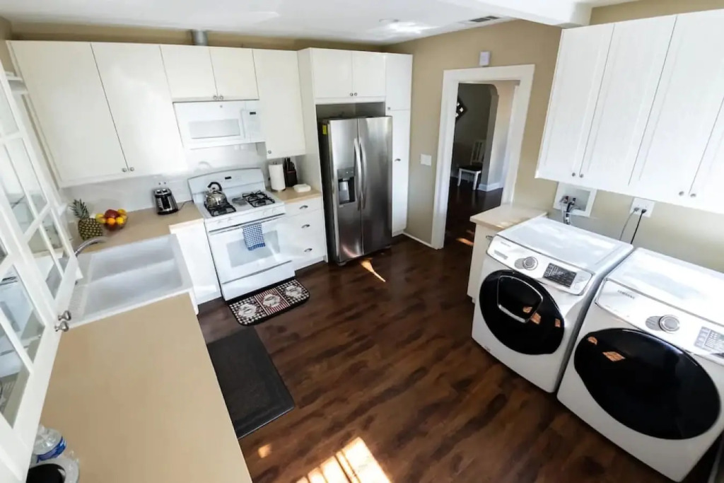 QUAINT UPDATED 2-BEDROOM HOUSE IN GLENDALE  (p2)