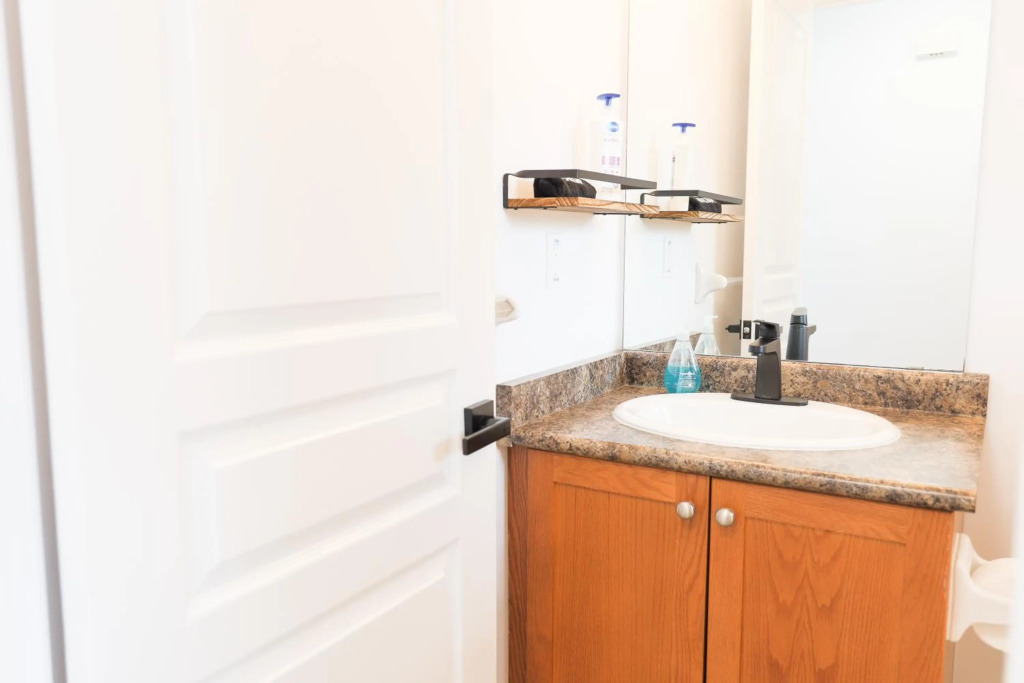 Family-Friendly Boho Stay - Sleeps 10 - Near the Falls