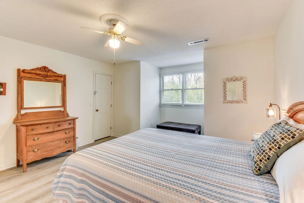 Charming Seneca Home - 3 Mi to Memorial Stadium!