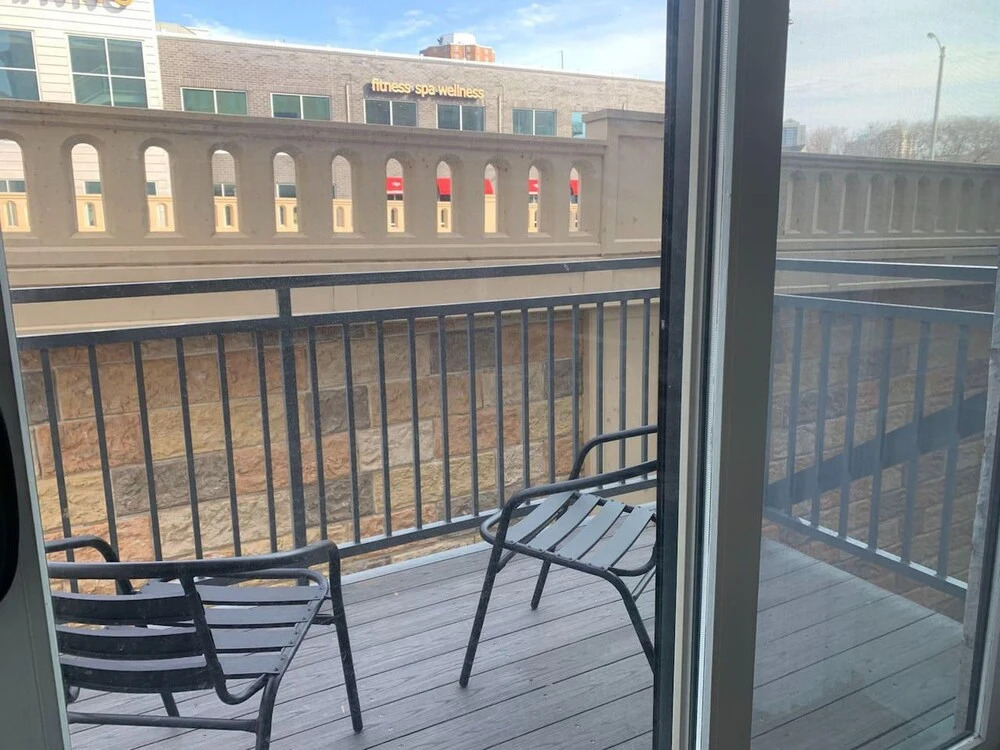 Modern 2 Bedroom on Riverfront w Parking