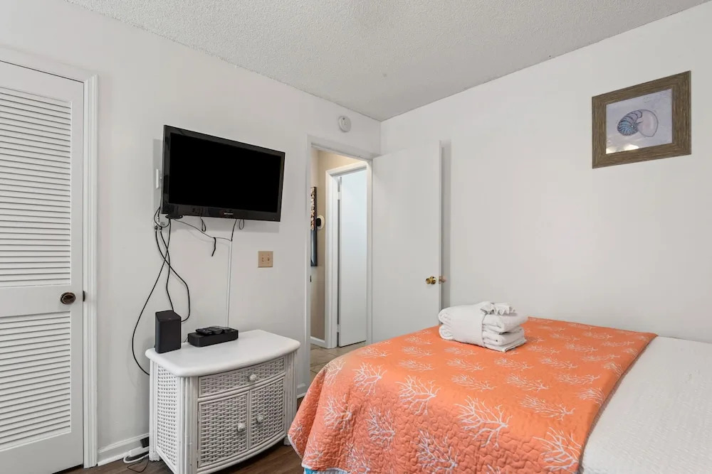 Sleeps 10, 4 Pools, Mini-golf Fun + Free Tickets: Dolphin Cruise & More