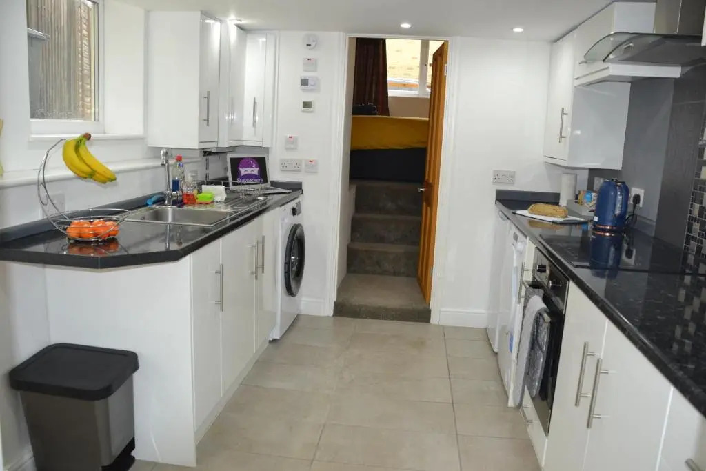 Willow Tree Apartment - 1 Bedroom Apartment - Stayseekers