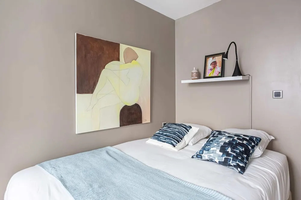 Beautiful apartment near train station by GuestReady