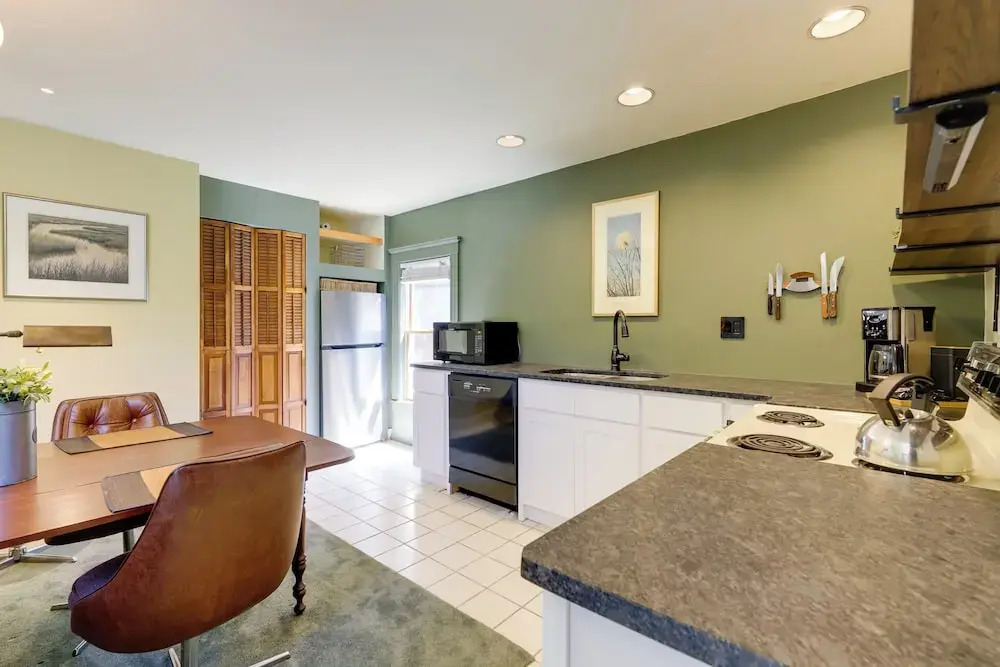 Shared Hot Tub: Historic Cottage, Walk to Elm Park