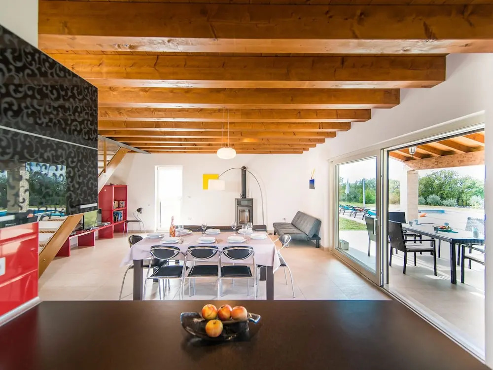 Detached villa with private pool and large garden, in a quiet area