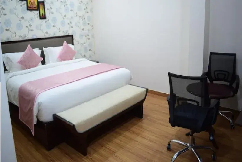 Hotel Naveen Continental @ 2Minutes Walk From Zero Road Bus Stand