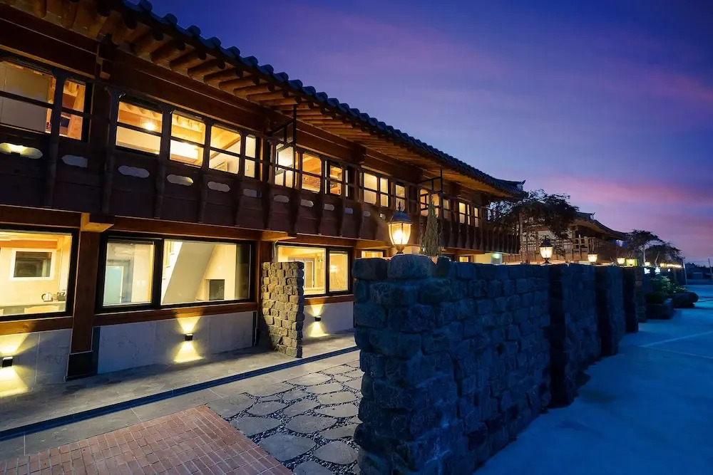 Wanggyeong Hanok Poolvilla