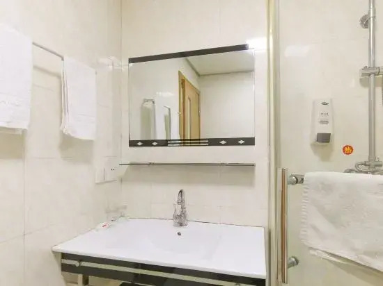 Huancheng Hotel (Huzhou Aishan Plaza Yintai Branch)