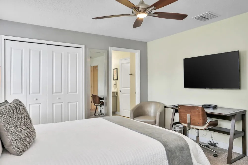 Modern Luxury Townhome With hot tub & Private Pool - Near Theme Parks
