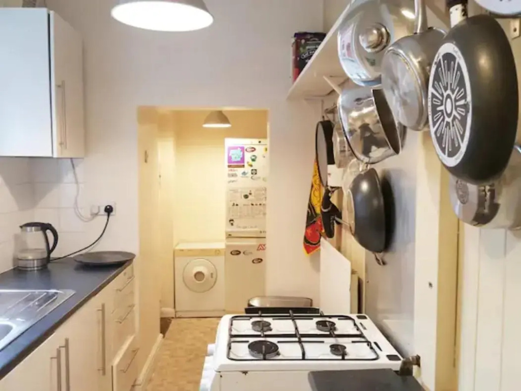 Spacious 2 bed Airbnb (entire house!)
