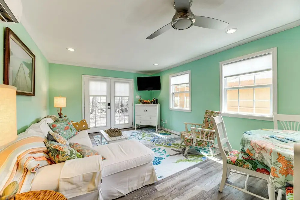 Walk to Pier & Dining: Central Rockport Cottage