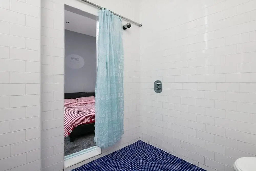 Apartment 33