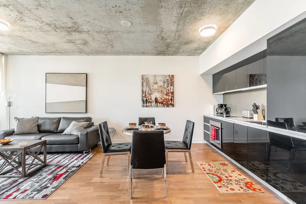 Stunning New 1BR Suite Trendy Queen West