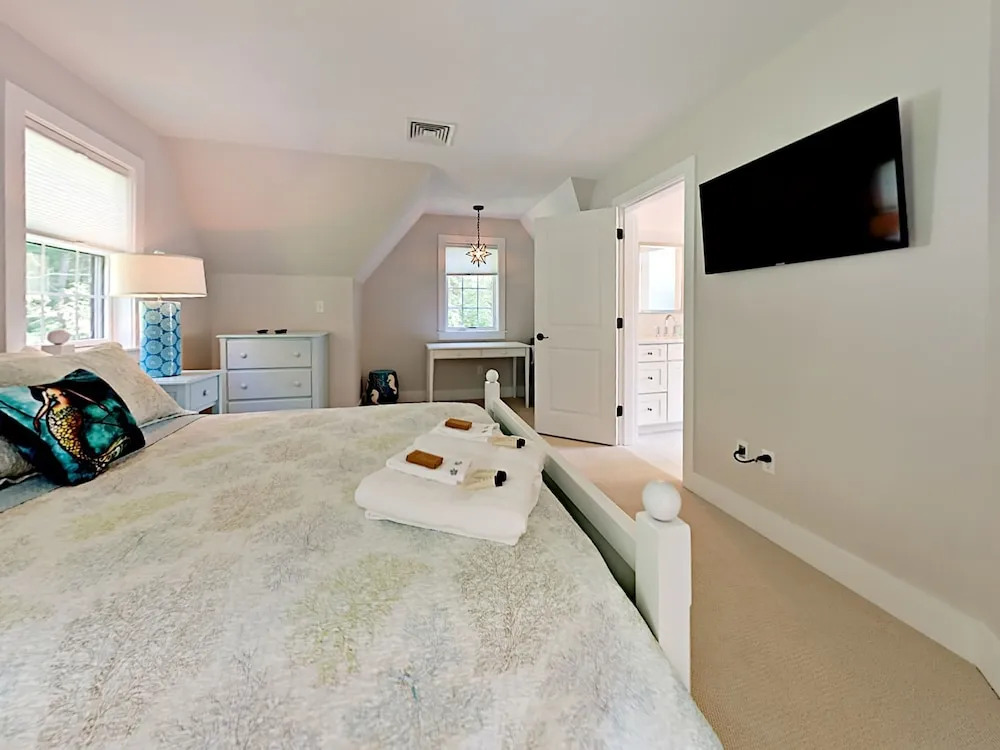 2 Woodlawn Ave House 3 Bedrooms 2 Bathrooms Home