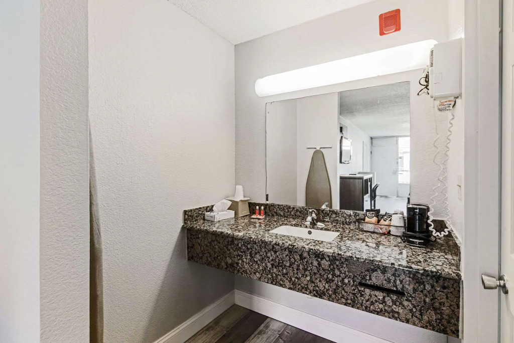 Econo Lodge Inn & Suites Near Bricktown